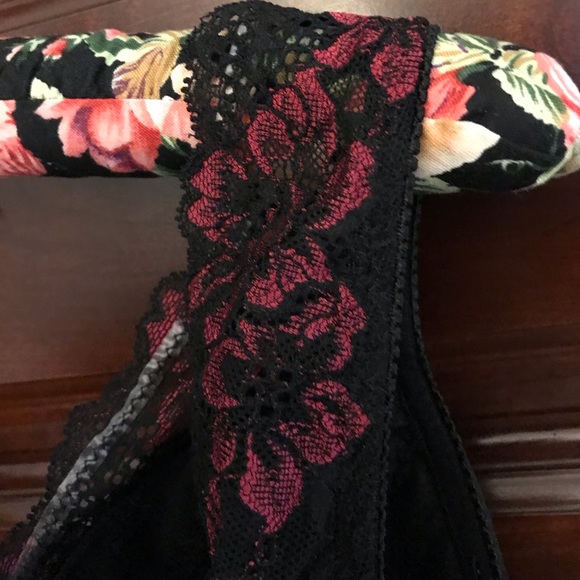 Rhonda Shear Black With Red Lace Soft Cup Bra Bralette Size Medium Style 679 - Picture 3 of 6